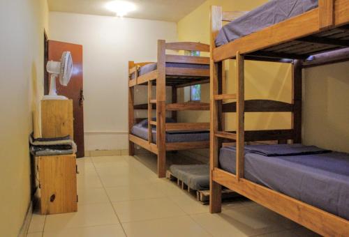 Zimmer mit mehreren Etagenbetten in einem Zimmer in der Unterkunft Buena Vibe Hostel in Lençóis