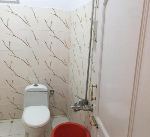 uma casa de banho com um WC branco num quarto em Three Star Hotel & Restaurent Malam jabba swat em Malam Jabba