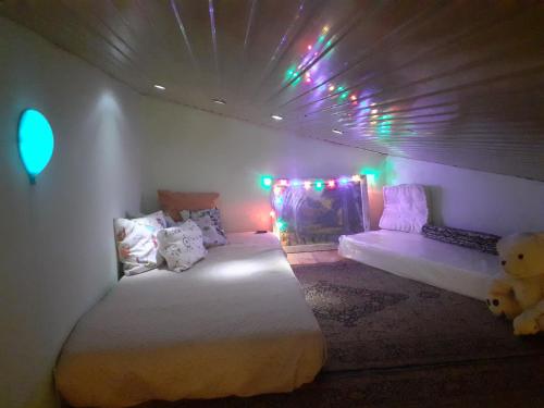 Habitación con 2 camas en una habitación con luces en Μεζονέτα - Διώνη- στις Άνω Αρχάνες με οντά en Archanes
