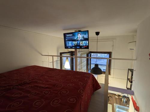- une chambre avec un lit et une télévision à écran plat dans l'établissement Napoli City Panorama, à Naples