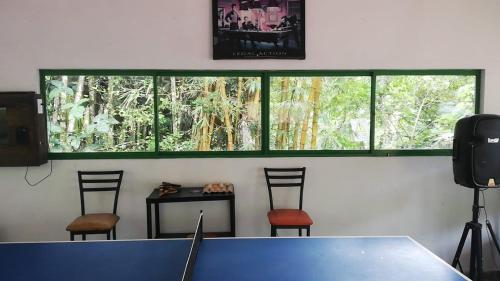 a meeting room with a table and two chairs at Eco Hotel Entre Ríos in Villeta