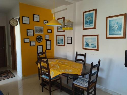 a dining room with a table and chairs at Repose toi c comme chez soi in Oujda