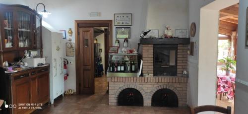 cocina con chimenea de ladrillo en una habitación en La Piana di Alsium, en Ladispoli