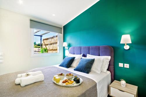 Un dormitorio con una cama grande y una bandeja de comida. en Ionian Citizen Penthouse en Corfú