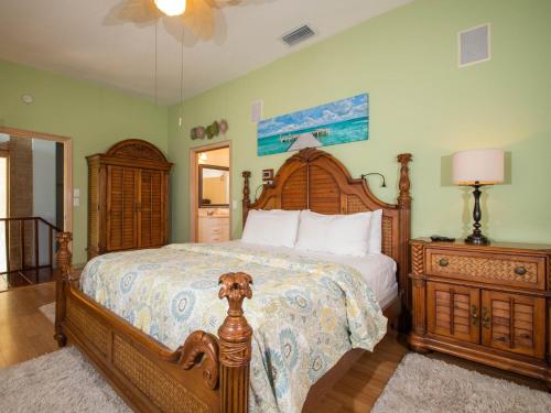 Giường trong phòng chung tại Bay Breeze House Waterfront home with pool