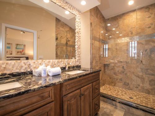 Phòng tắm tại Bay Breeze House Waterfront home with pool