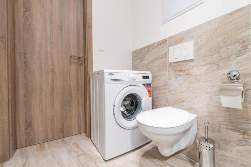 Kúpeľňa v ubytovaní Brand new studio apartment #21 with free secure parking in the center