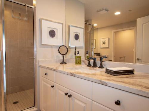 Et badeværelse på Belle Harbor 805W A Clearwater Beach Gem