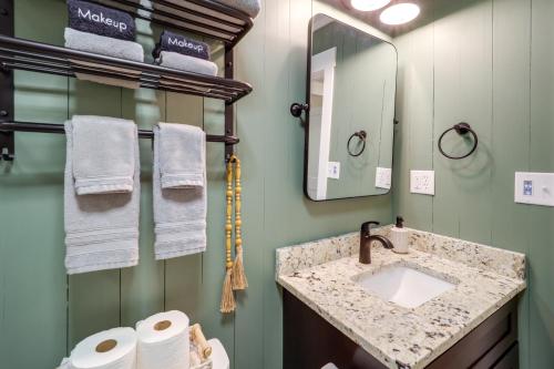 ein Badezimmer mit einem Waschbecken, einem Spiegel und Handtüchern in der Unterkunft Pet-Friendly Boone Vacation Rental with Deck! in Boone