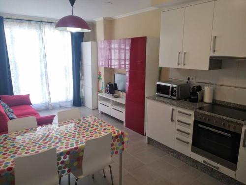 Kuchyňa alebo kuchynka v ubytovaní APARTAMENTO PLAYA A RAPADOIRA CON TERRAZA