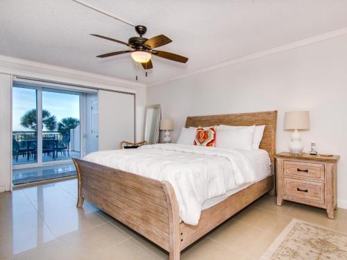 una camera con un grande letto e un ventilatore a soffitto di Harbour Light Towers 307 3rd Floor Beachfront 2 Bedroom Harbour Light Towers a Clearwater Beach