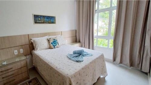 een kleine slaapkamer met een bed en een raam bij Férias na Bahia e a 200m da praia in Porto Seguro