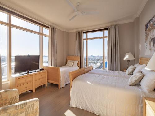 Ένα ή περισσότερα κρεβάτια σε δωμάτιο στο Sandpearl Residences 1605 - Luxurious Top Floor Penthouse - 360 WATER VIEWS