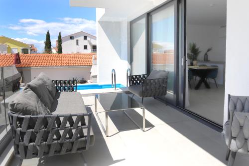 Apartments Terra Sun with Private Pool or Jacuzziにあるバルコニーまたはテラス