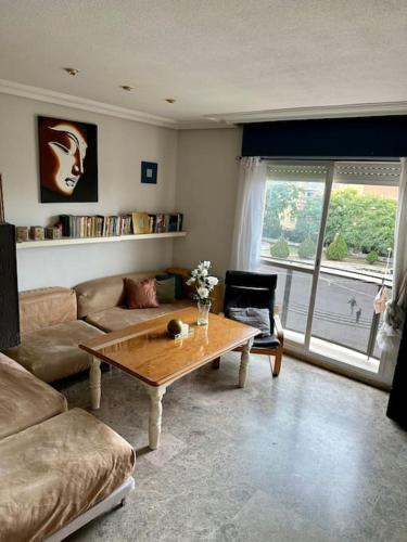 un soggiorno con divano e tavolino da caffè di Luminoso alojamiento con parkING a Cordoba