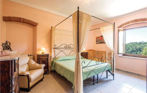 CireglioにあるLindaのベッドルーム(天蓋付きベッド1台、ソファ付)