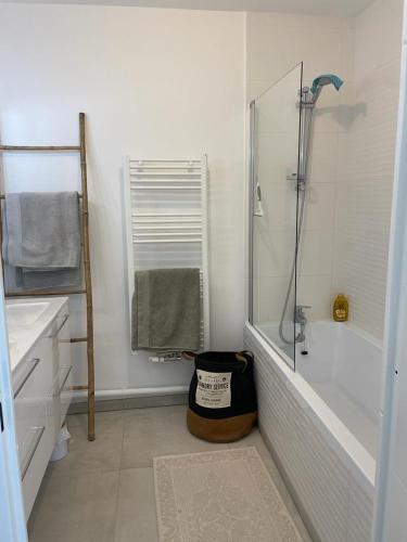 une salle de bain avec une douche, un lavabo et une baignoire dans l'établissement Le Wim’bowé, à Wimille