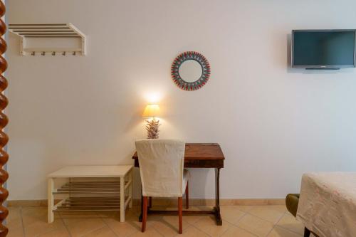 a room with a desk with a lamp and a chair at Il Cagliarese B&B in Cagliari