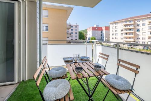 d'un balcon sur le toit avec une table et des chaises. dans l'établissement Pure Gold - Casa Vostra - CAUTION 800 EUR & ID requises - Annemasse Proche Chateau Rouge, à Annemasse