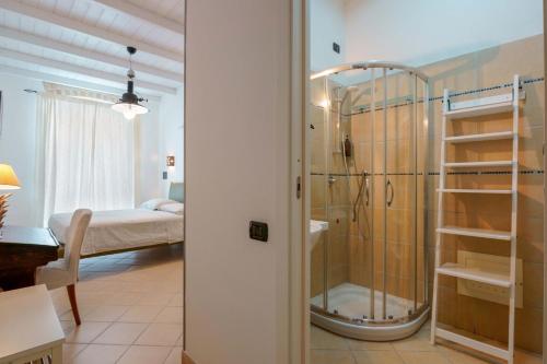 uma casa de banho com um chuveiro e um quarto com uma cama em Il Cagliarese B&B em Cagliari