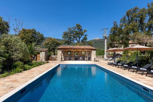 - une piscine en face d'une maison dans l'établissement Domaine du Reginu, à Santa-Reparata-di-Balagna