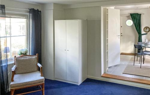 - un salon avec un miroir et une chaise dans l'établissement Cozy Home In Stavsns With Wifi, à Djurhamn