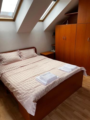 Łóżko lub łóżka w pokoju w obiekcie Casa Livezeni