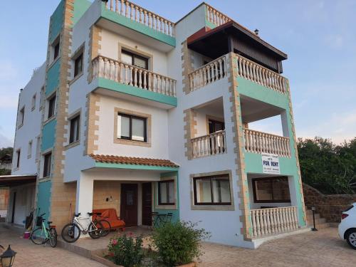 JOANNA SUNSET APTS Pomos