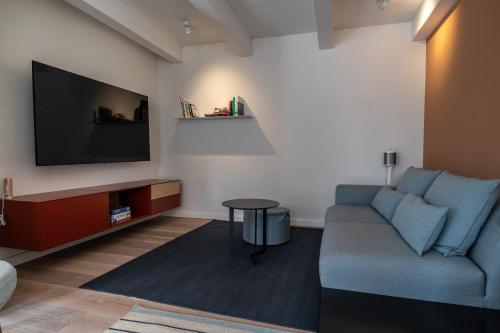 a living room with a couch and a flat screen tv at Frigga in Nieblum