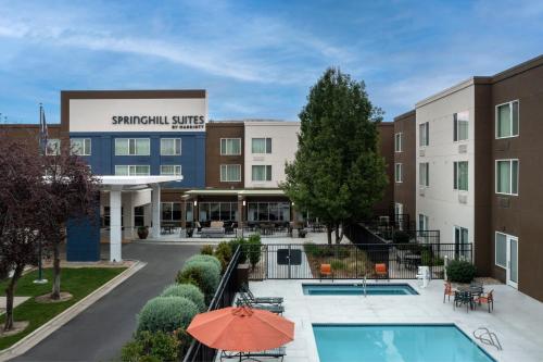 una imagen del patio de un hotel con piscina en SpringHill Suites by Marriott Boise ParkCenter en Boise