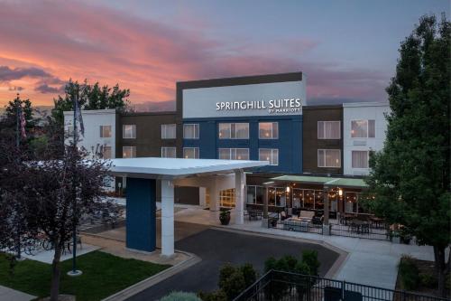 una representación de un edificio de hospital con una puesta de sol en SpringHill Suites by Marriott Boise ParkCenter, en Boise