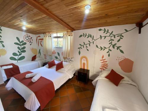 1 dormitorio con 2 camas en una habitación en Hotel Casa Campestre Villa Anita, en Villa de Leyva
