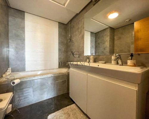 Ένα μπάνιο στο Appartement luxueux bay view