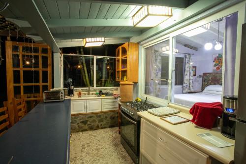 een keuken met een wastafel en een fornuis top oven bij Lake Front Retreat in Santa Cruz La Laguna