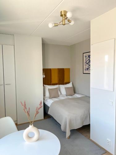 - une chambre avec 2 lits et une table dans l'établissement Studio Apartment Station, à Oulu