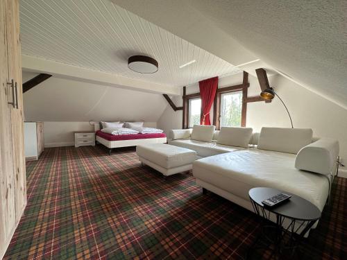 - un salon avec un canapé et un lit dans l'établissement Ferienwohnungen im Landhaus, à Burg
