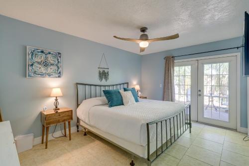 una camera da letto con un letto e un ventilatore a soffitto di Breezy Cape Canaveral Townhome about 1 Mi to Beach! a Cape Canaveral
