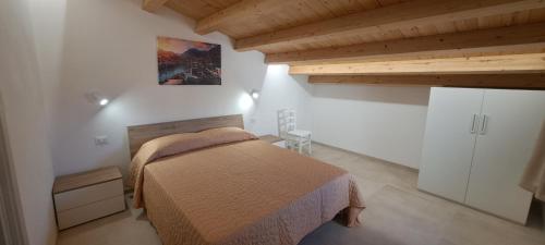 una camera con letto in una stanza con soffitti in legno di Mamma Rosa Casa Vacanze a Castellammare del Golfo