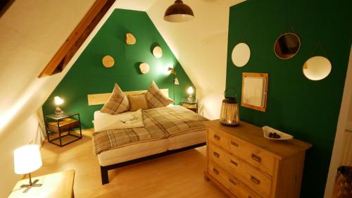 a bedroom with a bed and a green wall at Green Loft Schwarzwald - 120qm - Dach-Balkon in Winzeln