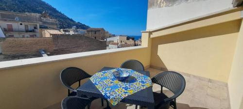 un tavolo sul balcone con vista sulla città di Mamma Rosa Casa Vacanze a Castellammare del Golfo