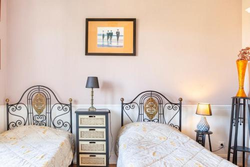two beds sitting next to each other in a bedroom at B&B Quarto Violeta com Chaminé in Ramalhal
