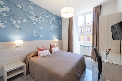 une chambre d'hôtel avec un lit et une fenêtre dans l'établissement Joyful Termini Boutique Guest House, à Rome
