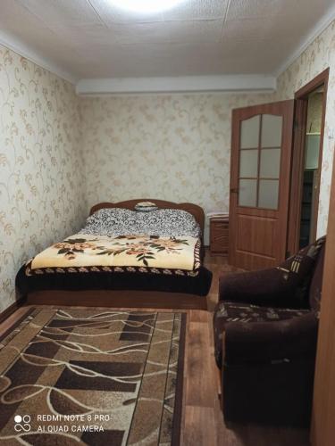 1 dormitorio con 1 cama, 1 sofá y 1 silla en Apartment 28,Myru Avenue, en Izmaíl