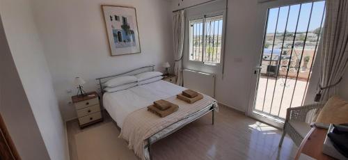 ein Schlafzimmer mit einem Bett mit zwei Handtüchern darauf in der Unterkunft Casa Barranca Bed and Breakfast in Huércal-Overa