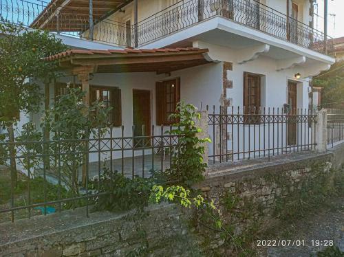 Archontiko Taxiarches Kymi Evia