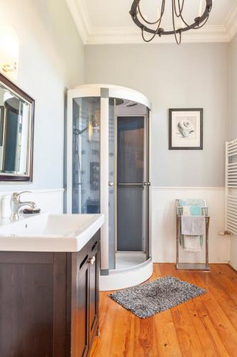 a bathroom with a sink and a shower at B&B Quarto Violeta com Chaminé in Ramalhal