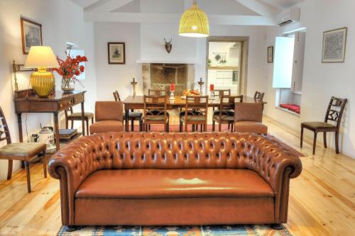 a living room with a couch and a table at Casa das Laranjas in Porto