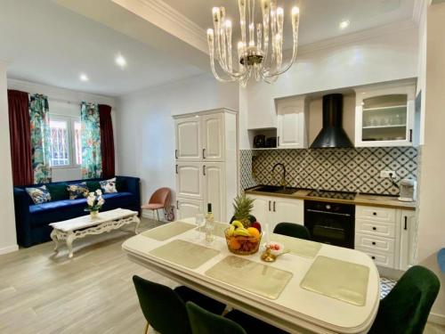 uma cozinha e sala de estar com mesa e cadeiras em Marin Beach Apartment Malvarrosa em Valência