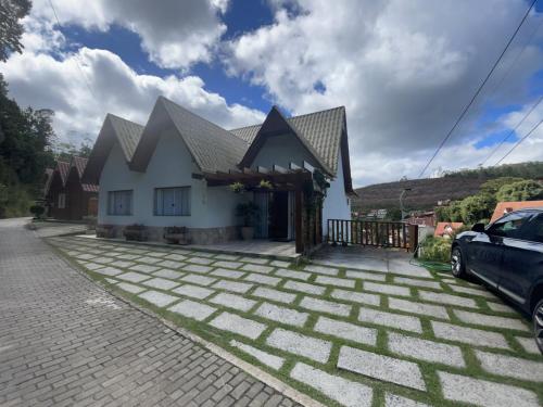 a house with a car parked in front of it at Chalé lindo para toda família nas montanhas !!! in Domingos Martins