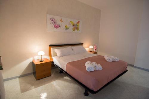 コンヴェルサーノにあるCasa Simoneのベッドルーム1室(ベッド1台、タオル2枚付)